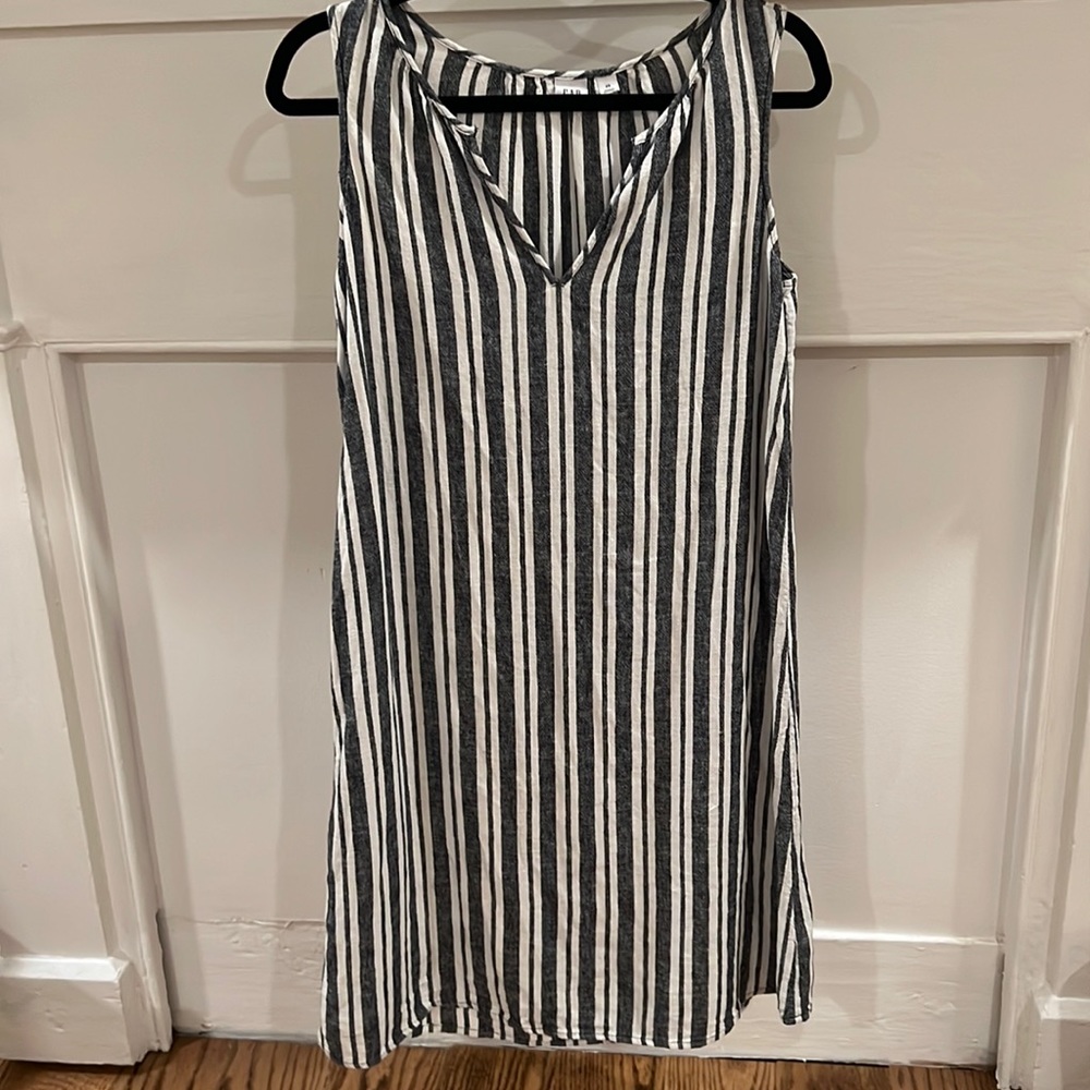 GAP BLACK/GRAYISH AND WHITE STRIPED LINEN BLEND DRESS.  Size XS